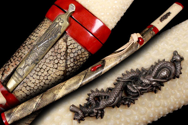 喜】 素晴らしい鮫研ぎ出し鞘に銀龍目貫の最高級短刀拵え‼ 朱塗金具 